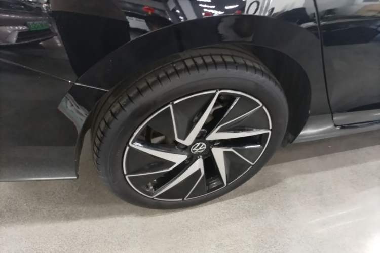 Used Volkswagen Magotan 2024 380TSI DSG Ultimate Edition Right Rear Wheel Hub