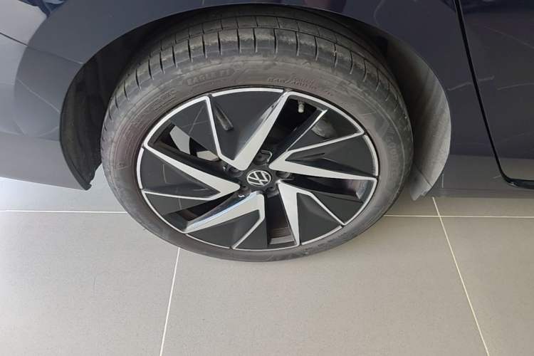 Used Volkswagen Magotan 2024 380TSI DSG Ultimate Edition Right Rear Wheel Hub