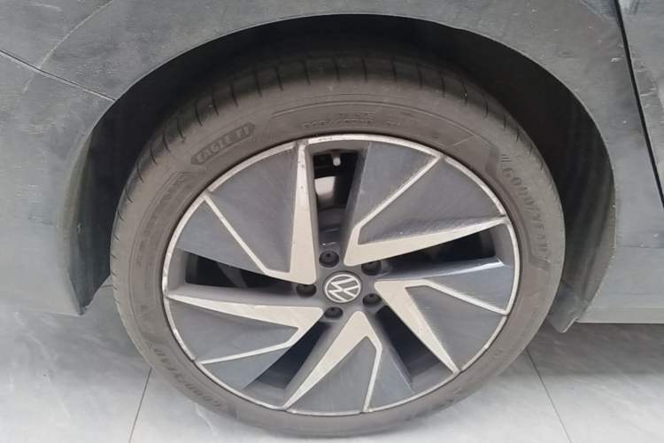 Used Volkswagen Magotan 2024 380TSI DSG Prestige Edition DaMai Package Right Rear Wheel Hub