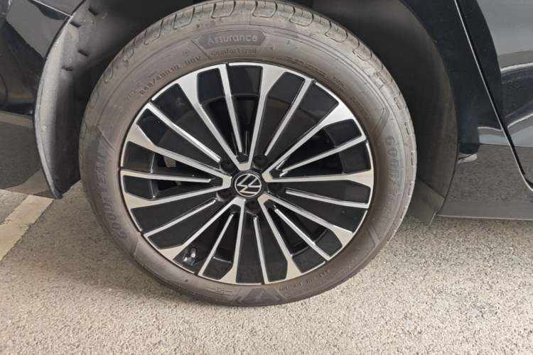 Used Volkswagen Magotan 2024 380TSI DSG Prestige Edition DaMai Package Right Rear Wheel Hub