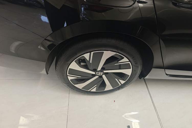 Used Volkswagen Magotan 2024 300TSI DSG Prestige Edition—A Real Eye-Catcher Right Rear Wheel Hub