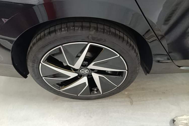 Used Volkswagen Magotan 2024 380TSI DSG Ultimate Edition Right Rear Wheel Hub