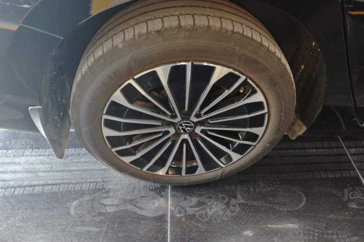 Used Volkswagen Magotan 2024 380TSI DSG Prestige Edition DaMai Package Right Rear Wheel Hub