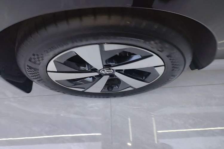 Used Volkswagen Magotan 2024 300TSI DSG Prestige Edition—A Real Eye-Catcher Right Rear Wheel Hub