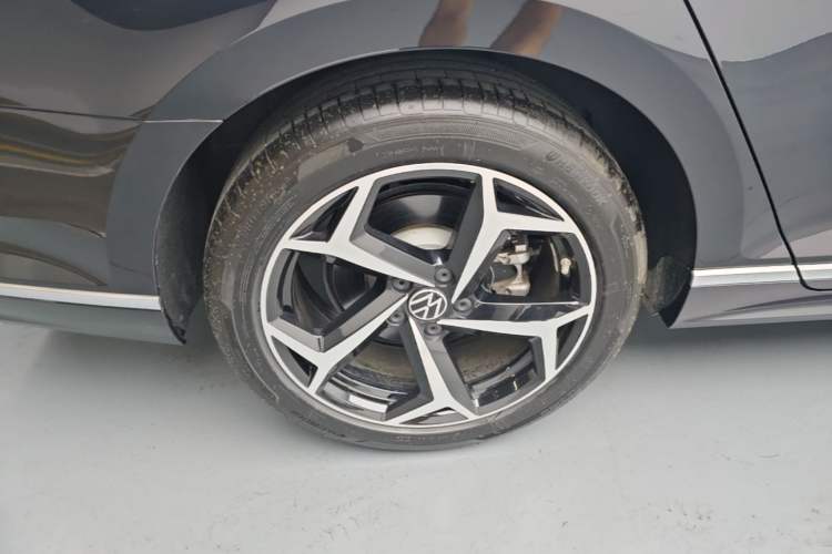 Used Volkswagen Magotan 2024 2 Million Units Zhongxiang Version 330TSI DSG Luxury Edition Right Rear Wheel Hub