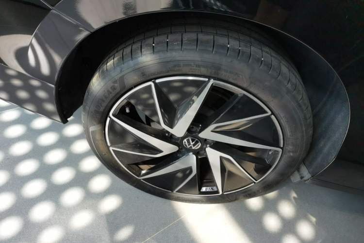 Used Volkswagen Magotan 2024 380TSI DSG Ultimate Edition Right Rear Wheel Hub