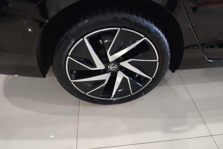 Used Volkswagen Magotan 2024 380TSI DSG Prestige Edition DaMai Package Right Rear Wheel Hub