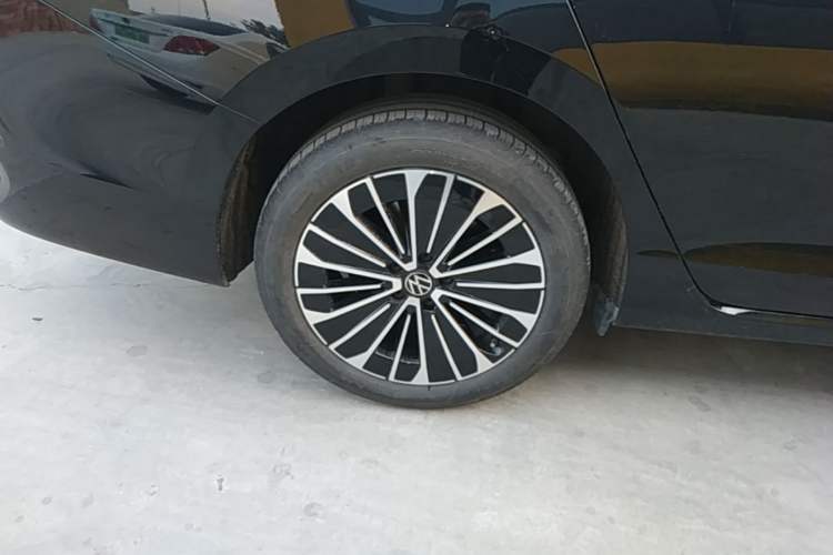 Used Volkswagen Magotan 2024 380TSI DSG Prestige Edition DaMai Package Right Rear Wheel Hub