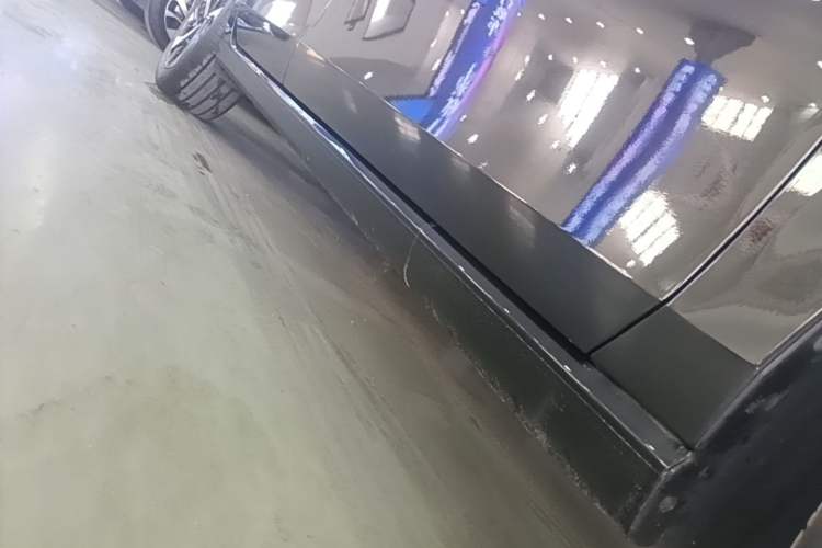 Used Volkswagen Magotan 2024 300TSI DSG Prestige Edition—A Real Eye-Catcher Right Side Sill