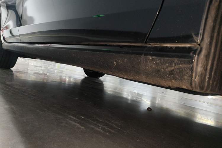 Used Volkswagen Magotan 2024 300TSI DSG Prestige Edition—A Real Eye-Catcher Right Side Sill