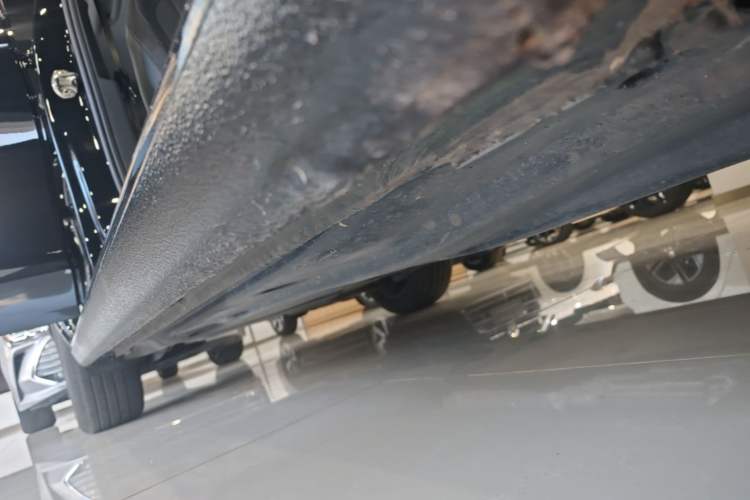 Used Volkswagen Magotan 2024 300TSI DSG Prestige Edition—A Real Eye-Catcher Right Side Sill