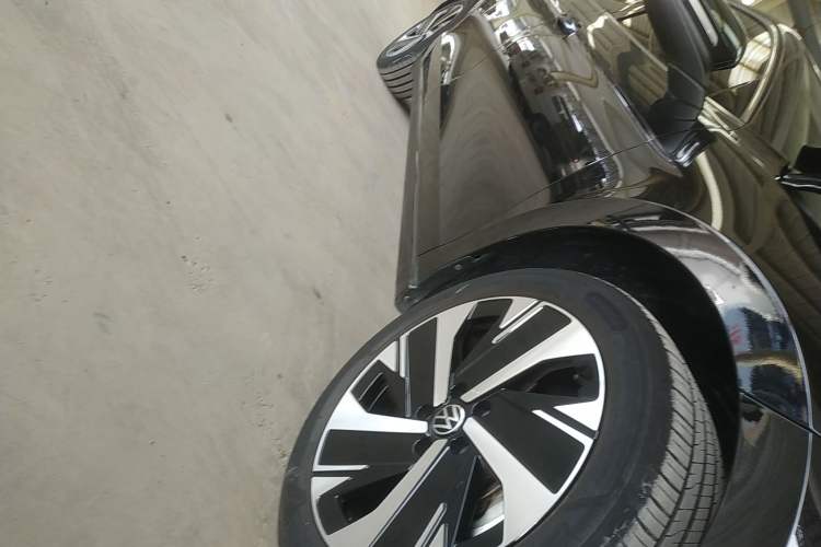 Used Volkswagen Magotan 2024 300TSI DSG Prestige Edition—A Real Eye-Catcher Right Side Sill