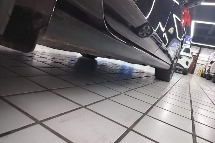Used Volkswagen Magotan 2024 300TSI DSG Prestige Edition—A Real Eye-Catcher Right Side Sill