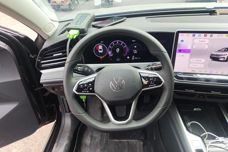 Used Volkswagen Magotan 2024 300TSI DSG Prestige Edition—A Real Eye-Catcher Steering Wheel