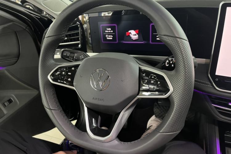 Used Volkswagen Magotan 2024 300TSI DSG Prestige Edition—A Real Eye-Catcher Steering Wheel