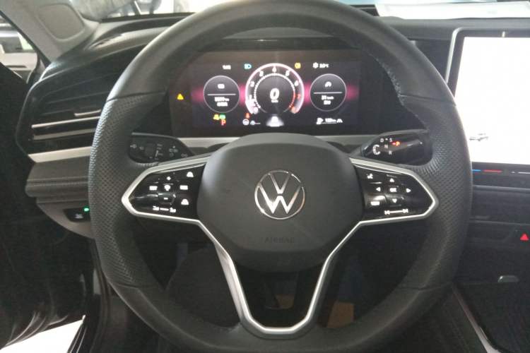 Used Volkswagen Magotan 2024 300TSI DSG Prestige Edition—A Real Eye-Catcher Steering Wheel