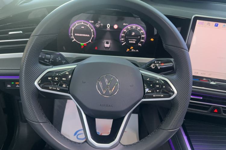 Used Volkswagen Magotan 2024 300TSI DSG Prestige Edition—A Real Eye-Catcher Steering Wheel