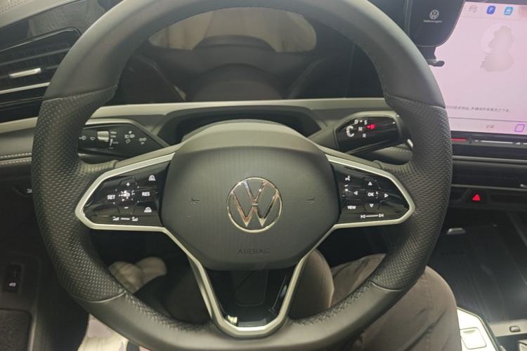 Used Volkswagen Magotan 2024 300TSI DSG Prestige Edition—A Real Eye-Catcher Steering Wheel