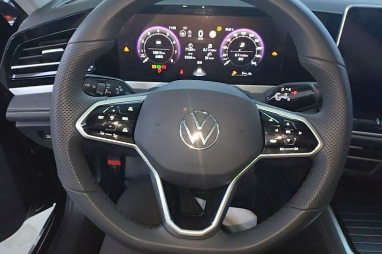 Used Volkswagen Magotan 2024 300TSI DSG Prestige Edition—A Real Eye-Catcher Steering Wheel