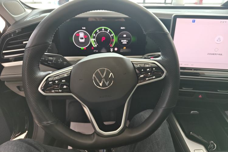 Used Volkswagen Magotan 2024 300TSI DSG Prestige Edition—A Real Eye-Catcher Steering Wheel
