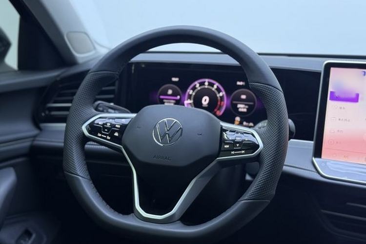 Used Volkswagen Magotan 2024 300TSI DSG Prestige Edition—A Real Eye-Catcher Steering Wheel