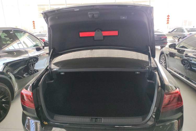 Used Volkswagen Magotan 2024 2 Million Units Zhongxiang Version 330TSI DSG Luxury Edition Trunk