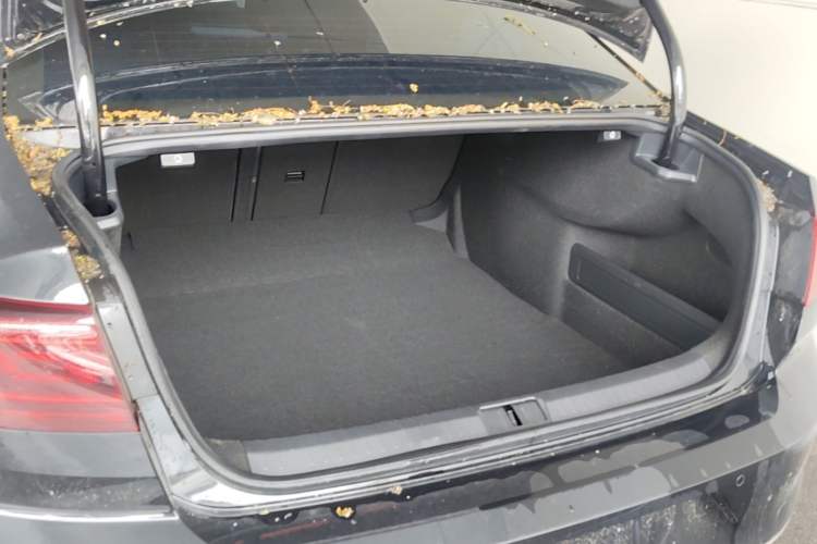 Used Volkswagen Magotan 2024 2 Million Units Zhongxiang Version 330TSI DSG Luxury Edition Trunk