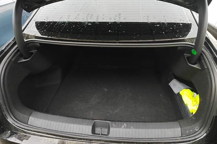 Used Volkswagen Magotan 2024 300TSI DSG Prestige Edition—A Real Eye-Catcher Trunk