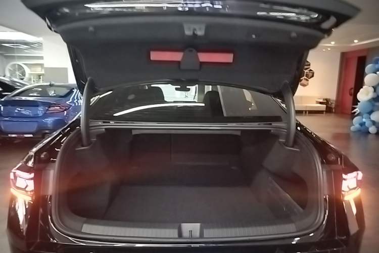Used Volkswagen Magotan 2024 380TSI DSG Ultimate Edition Trunk