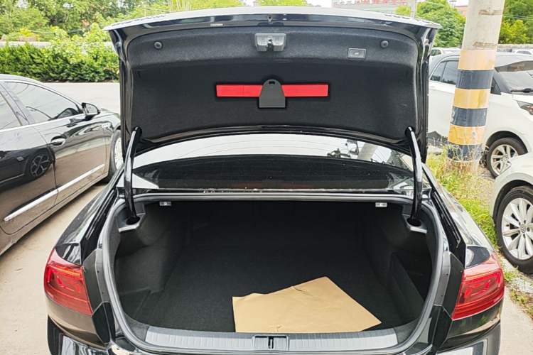 Used Volkswagen Magotan 2024 2 Million Units Zhongxiang Version 330TSI DSG Luxury Edition Trunk
