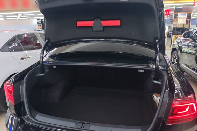 Used Volkswagen Magotan 2024 2 Million Units Zhongxiang Version 330TSI DSG Luxury Edition Trunk