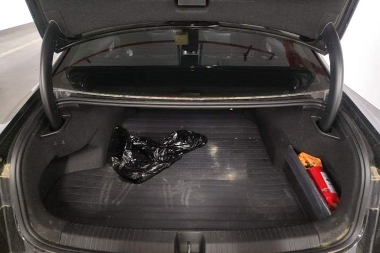 Used Volkswagen Magotan 2024 300TSI DSG Prestige Edition—A Real Eye-Catcher Trunk
