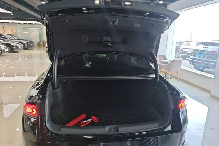 Used Volkswagen Magotan 2024 300TSI DSG Prestige Edition—A Real Eye-Catcher Trunk