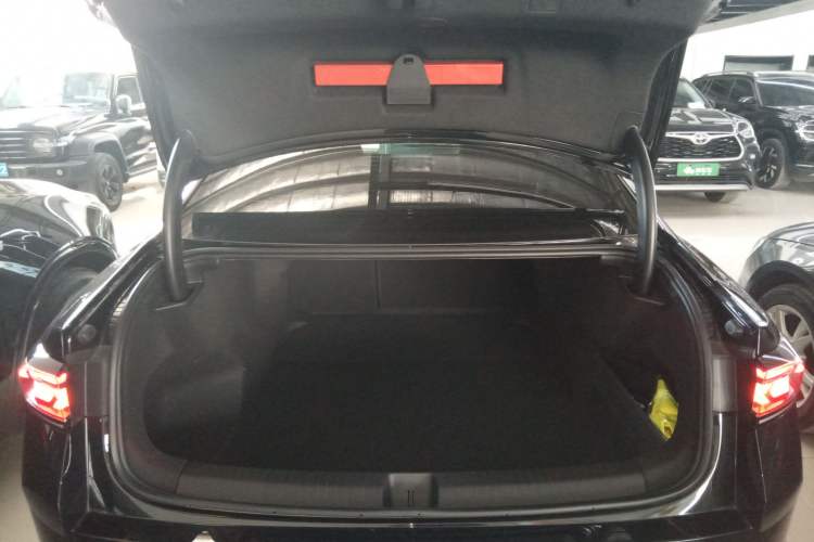 Used Volkswagen Magotan 2024 300TSI DSG Prestige Edition—A Real Eye-Catcher Trunk