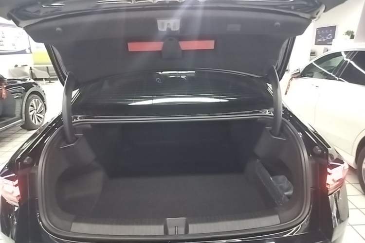 Used Volkswagen Magotan 2024 300TSI DSG Prestige Edition—A Real Eye-Catcher Trunk