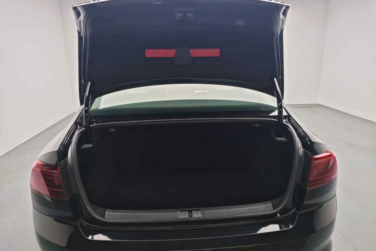 Used Volkswagen Magotan 2024 2 Million Units Zhongxiang Version 330TSI DSG Luxury Edition Trunk