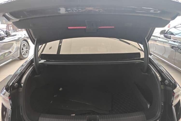 Used Volkswagen Magotan 2024 300TSI DSG Prestige Edition—A Real Eye-Catcher Trunk