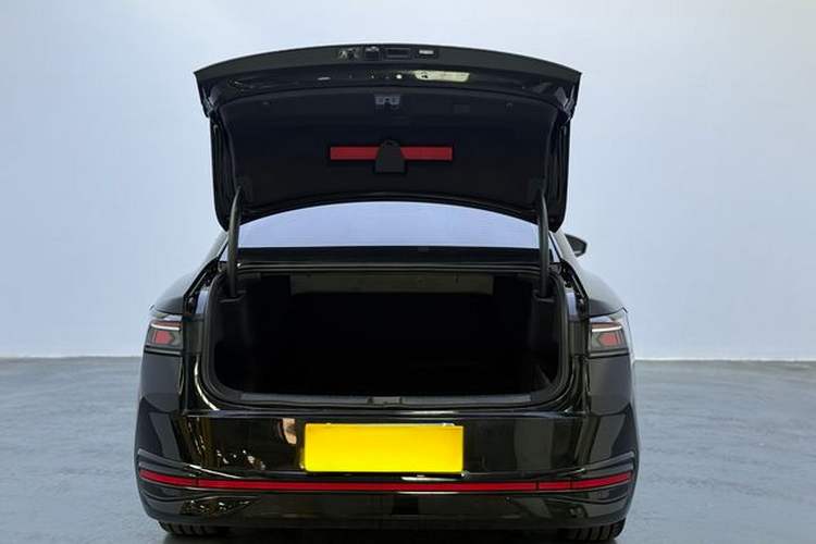 Used Volkswagen Magotan 2024 300TSI DSG Prestige Edition—A Real Eye-Catcher Trunk