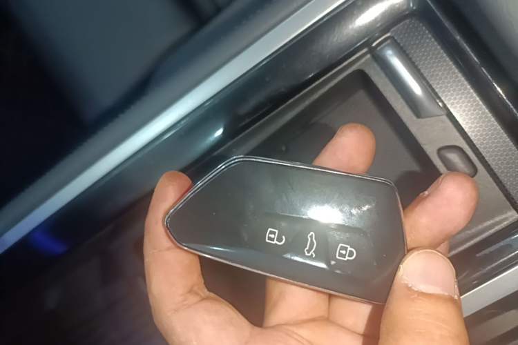Used Volkswagen Magotan 2024 300TSI DSG Prestige Edition—A Real Eye-Catcher Vehicle Key