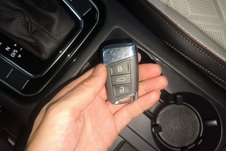 Used Volkswagen Magotan 2024 2 Million Units Zhongxiang Version 330TSI DSG Luxury Edition Vehicle Key