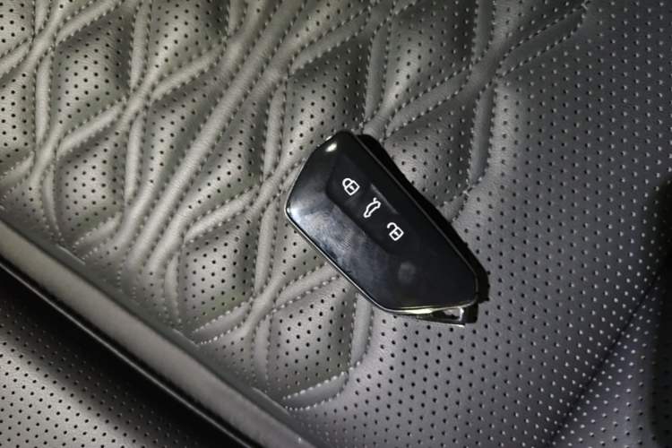 Used Volkswagen Magotan 2024 380TSI DSG Prestige Edition DaMai Package Vehicle Key
