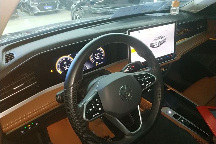 Used Volkswagen Magotan 2024 300TSI DSG Prestige Edition—A Real Eye-Catcher Center Console