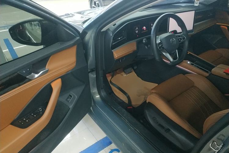Used Volkswagen Magotan 2024 300TSI DSG Prestige Edition—A Real Eye-Catcher Driver Seat