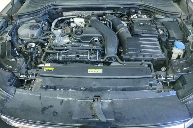 Used Volkswagen Magotan 2024 300TSI DSG Prestige Edition—A Real Eye-Catcher Engine Bay