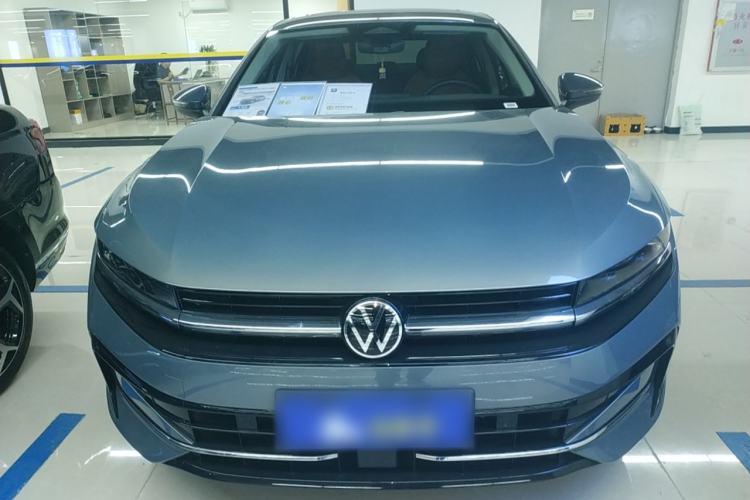 Used Volkswagen Magotan 2024 300TSI DSG Prestige Edition—A Real Eye-Catcher Front