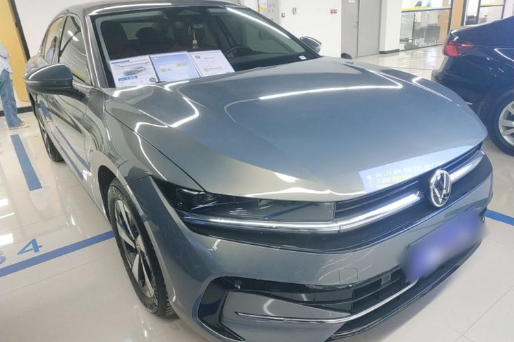 Used Volkswagen Magotan 2024 300TSI DSG Prestige Edition—A Real Eye-Catcher Front Right 45 Deg
