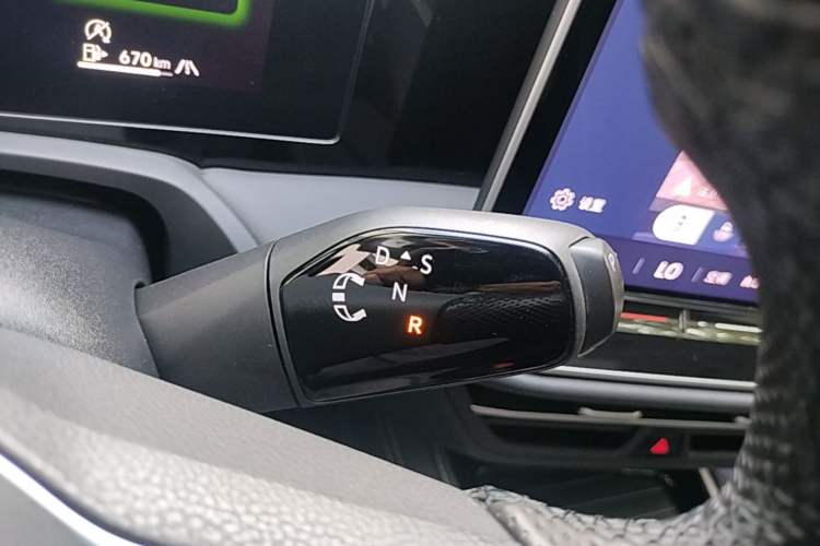 Used Volkswagen Magotan 2024 380TSI DSG Ultimate Edition Gear Lever