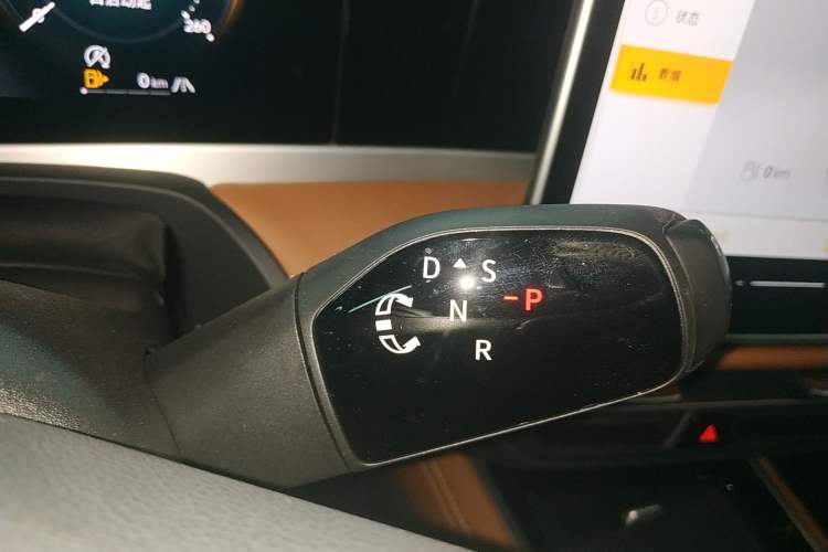 Used Volkswagen Magotan 2024 300TSI DSG Prestige Edition—A Real Eye-Catcher Gear Lever
