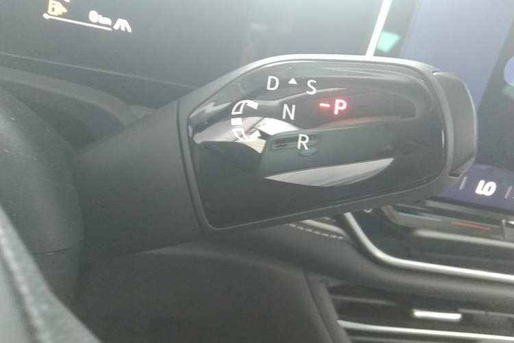 Used Volkswagen Magotan 2024 380TSI DSG Ultimate Edition Gear Lever