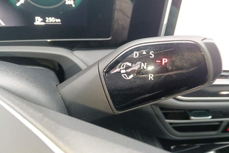Used Volkswagen Magotan 2024 380TSI DSG Ultimate Edition Gear Lever